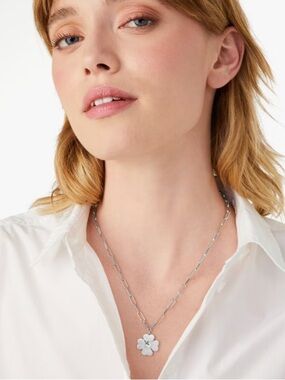 NWT. ♠️ Gorgeous Kate Spade necklace w/ beautiful spades logo pendant in silver